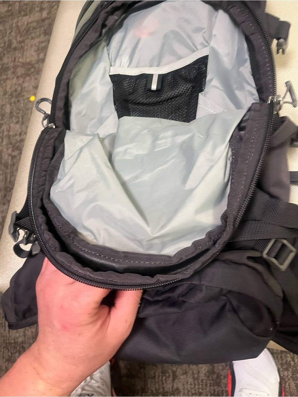 OSPREY Raven 14 Black with Orange Trim Sling Pack - Picture 3 of 3